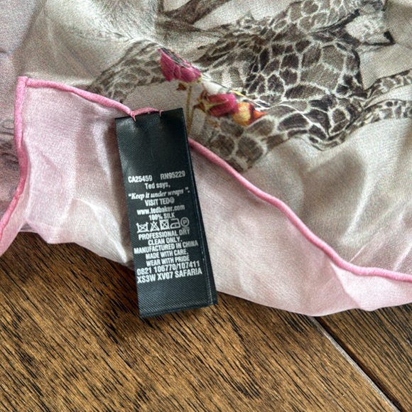 Ted Baker London Silk Scarf Elephants Giraffes Rhinos floral - Picture 4 of 6